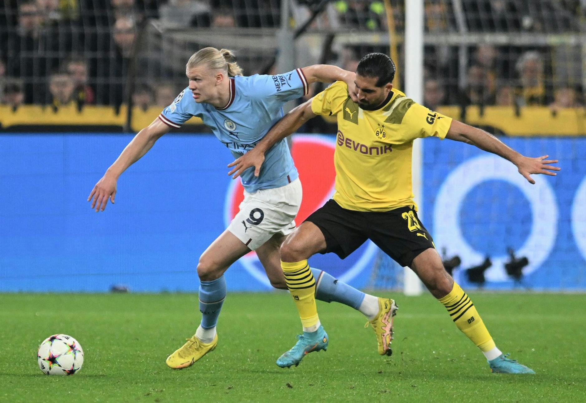 dpatopbilder - Kaum aufzuhalten: Erling Haaland (l) von Manchester City kämpft im Champions-League-Gruppenspiel bei seinem Ex-Verein Borussia Dortmund gegen Emre Can.