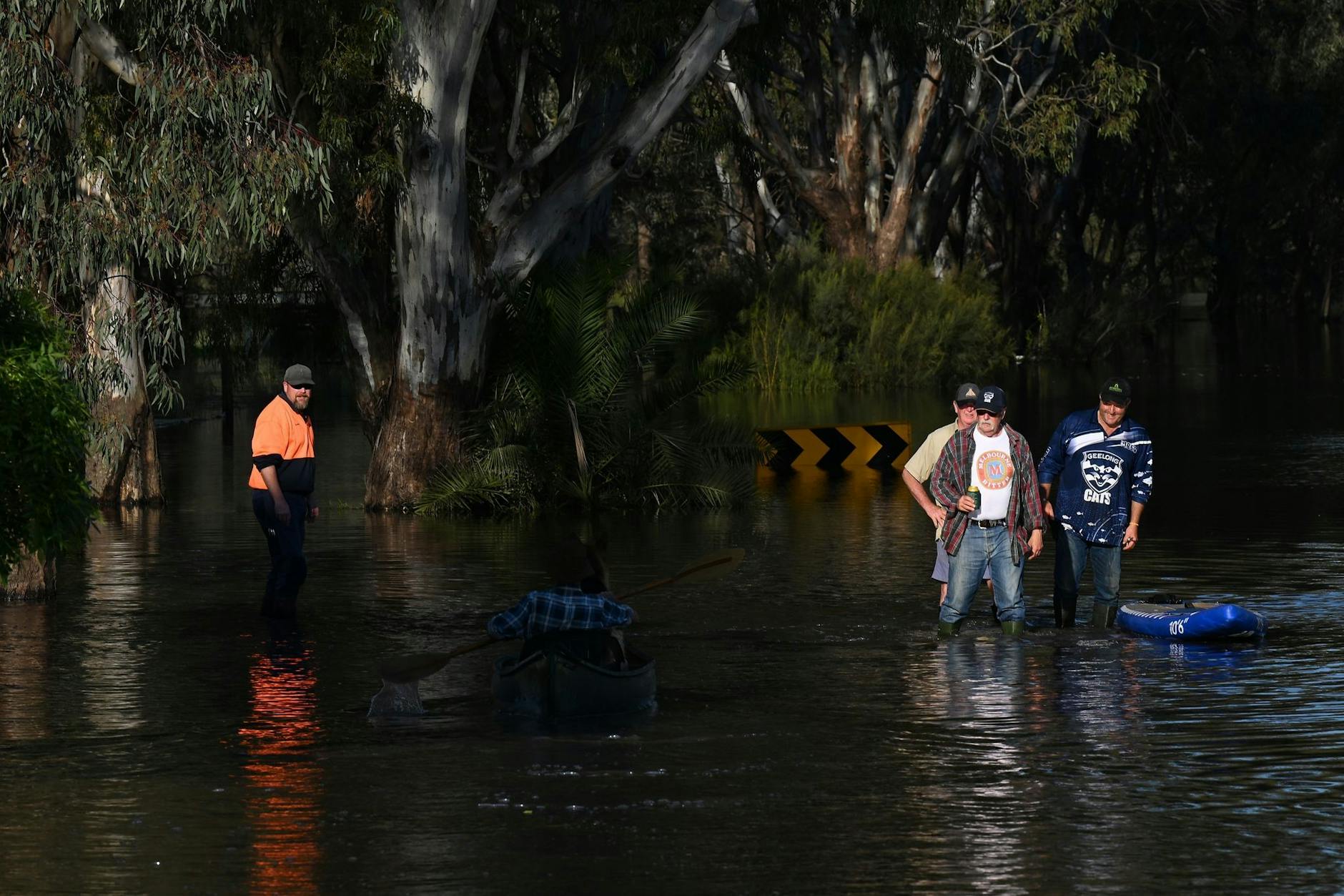 Menschen waten durch das Hochwasser im australischen Echuca. Aufgrund von Unwettern mit heftigen Regenfällen mussten hier zahlreiche Anwohner ihre Häuser verlassen.