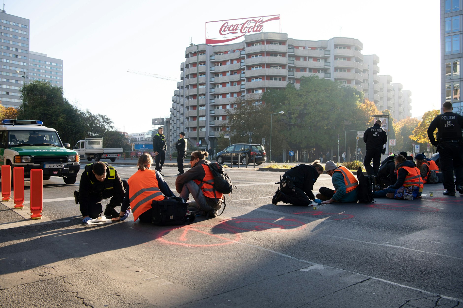 Aktivisten der „Letzten Generation“ blockieren am Mittwochmorgen die Leipziger Straße unweit des Spittelmarkts.