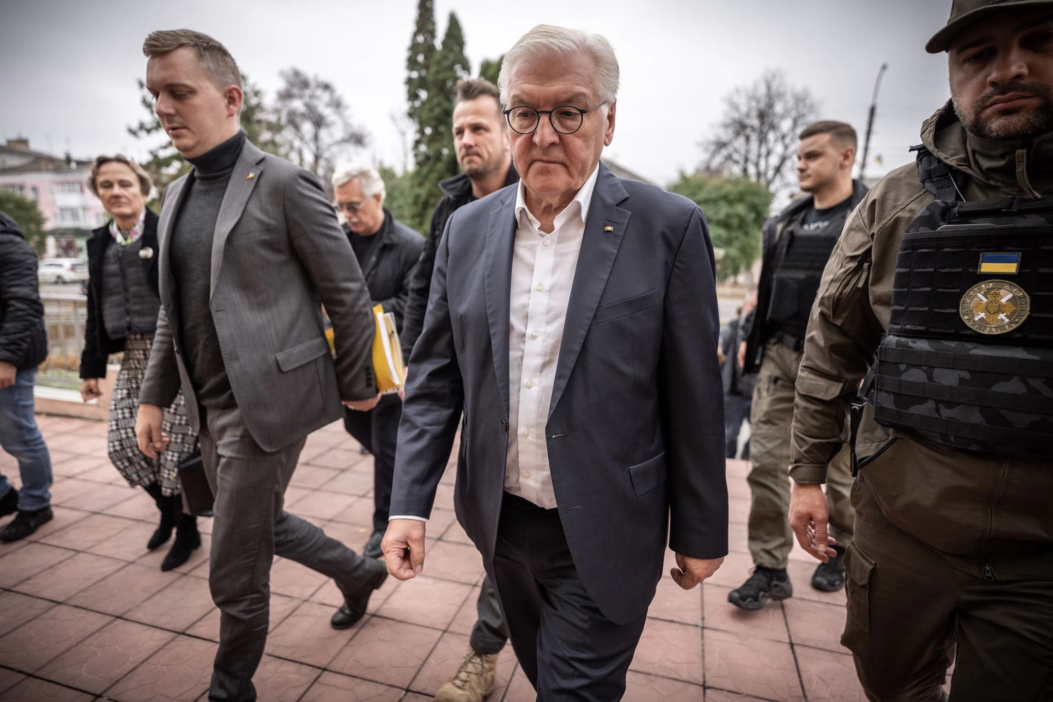Bundespräsident Frank-Walter Steinmeier ist von Kiew nach Tschernihiw weitergereist.  