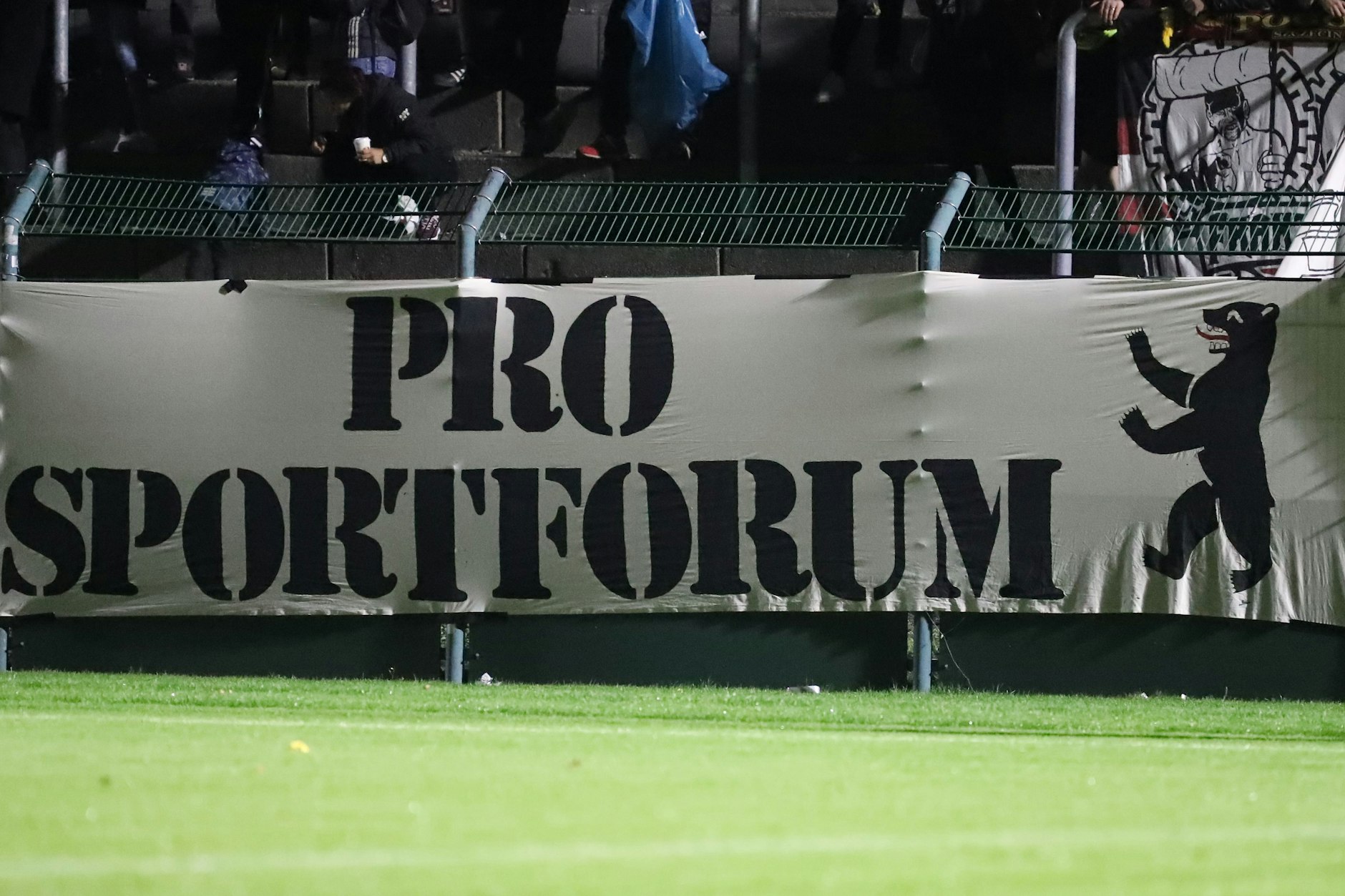 Bei jedem Heimspiel hängen Banner mit mahnenden Worten, dass das Fußballstadion im Sportforum erhalten bleiben muss. Im Abgeordnetenhaus stoßen diese Worte auf taube Ohren.