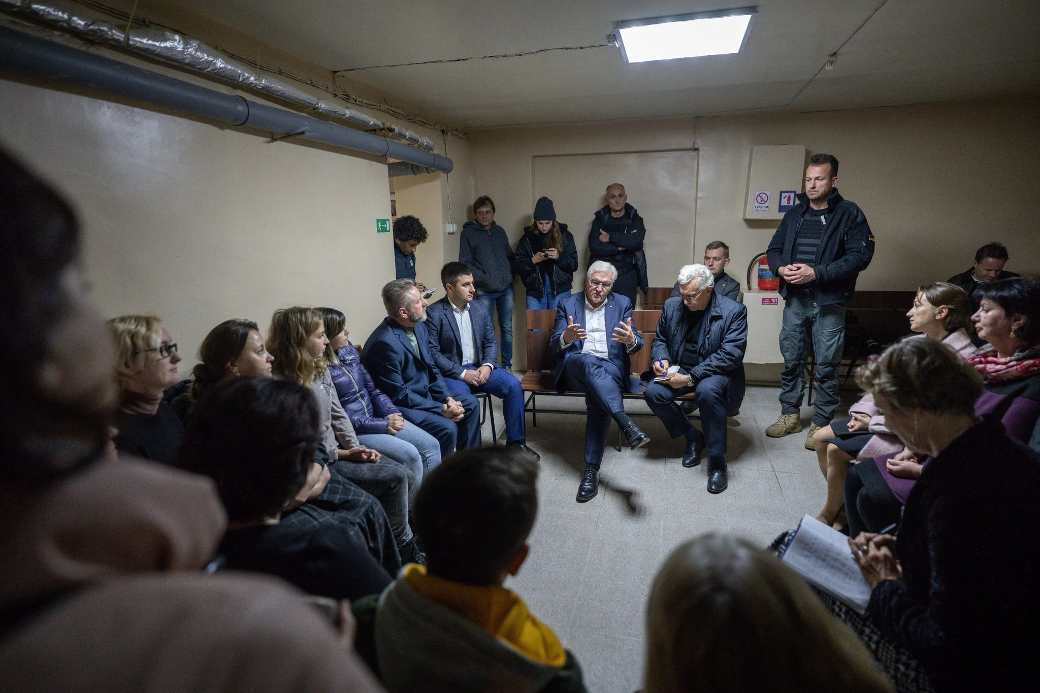 dpatopbilder - Bundespräsident Frank-Walter Steinmeier (M) spricht in einem Luftschutzbunker in Korjukiwka mit Bewohnern der Stadt und lässt sich ihre Erfahrungen erzählen.  