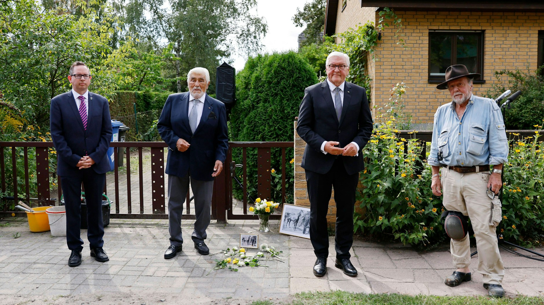 Bezirksbürgermeister Oliver Igel, Schauspieler Mario Adorf, Bundespräsident Frank Walter Steinmeier und Gunter Demnig (v. l.) bei der Verlegung eines Stolpersteins für NS-Opfer Bruno Lüdke in der Grünen Trift in Köpenick.
