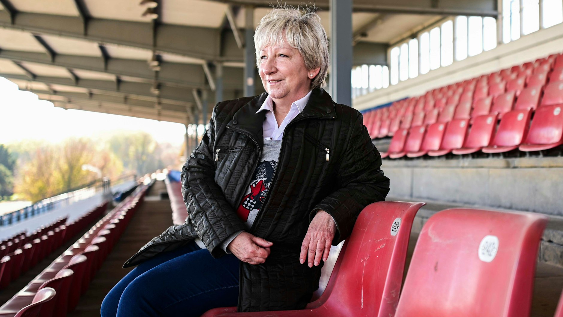 Messechefin Ramona Oteiza auf der Tribüne der Trabrennbahn Karlshorst. 