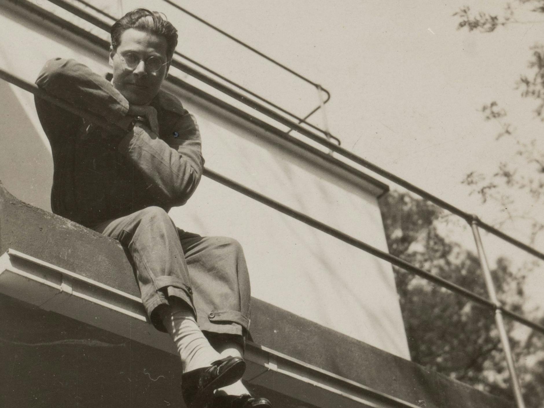 Lucia Moholy porträtierte 1926 ihren Ehemann László Moholy-Nagy auf einem Balkon der Meisterhäuser in Dessau.
