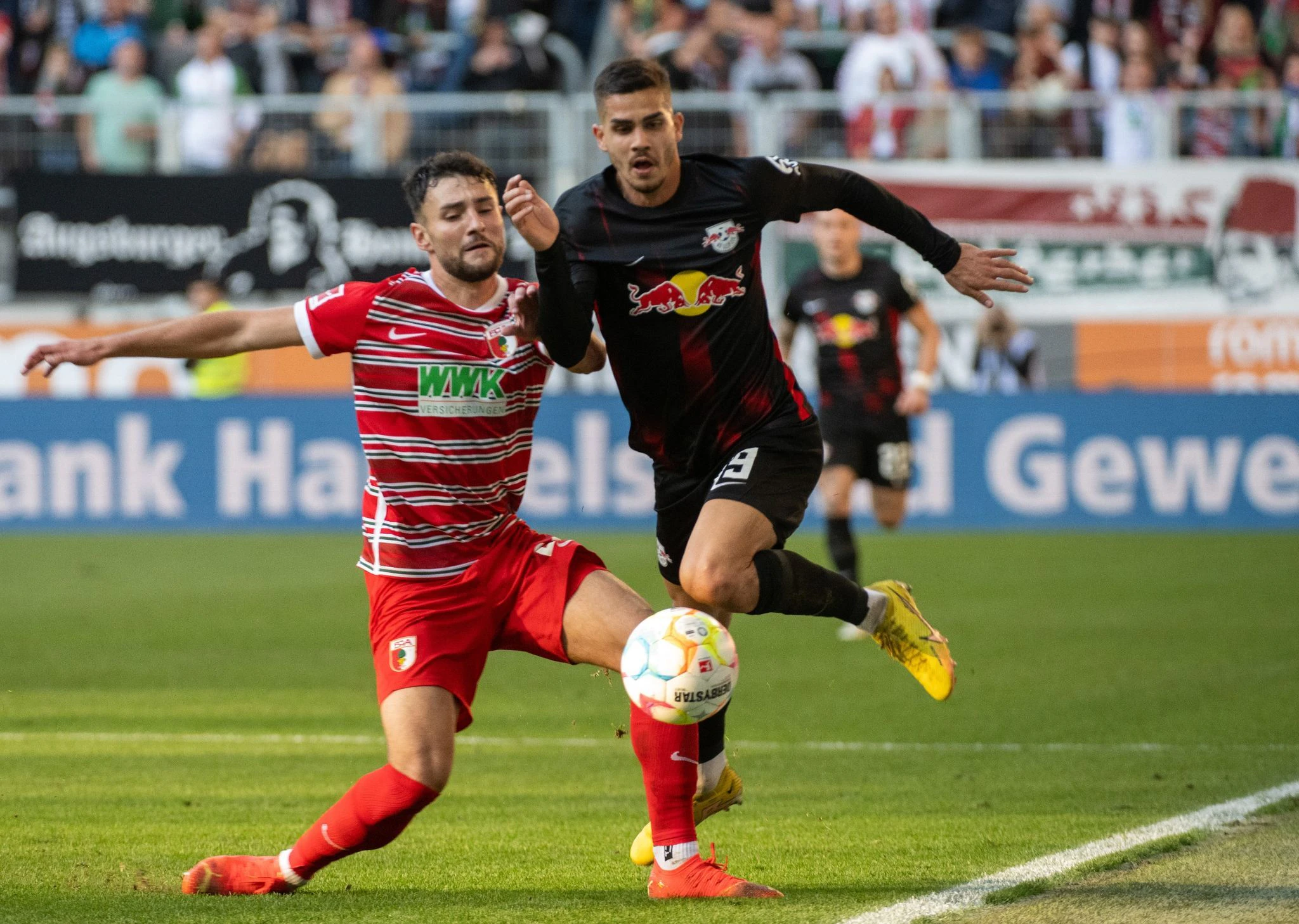 Andre Silva (l) sorgte beim Remis in Augsburg für den Leipziger Anschlusstreffer.  