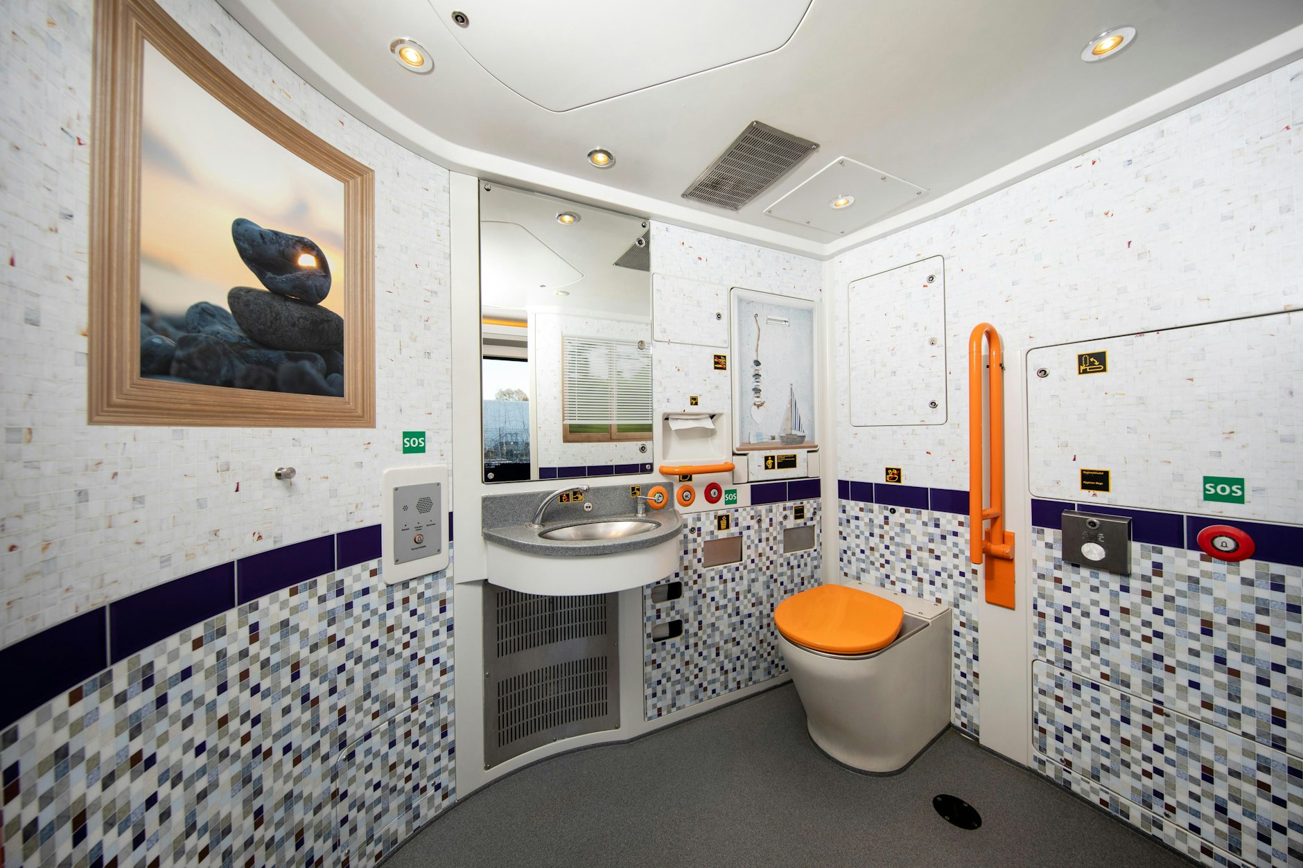 Die DB lässt in ihren Doppelstockwagen auch die Toiletten erneuern. Hier eine Kabine mit neuem WC-Design.