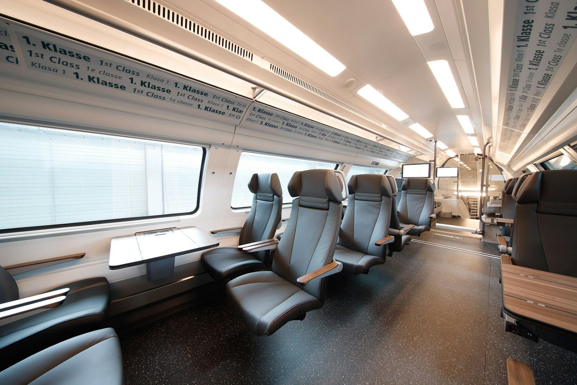 Ein Blick ins Erste-Klasse-Abteil eines Siemens Desiro HC. Dort nehmen die Reisenden auf Ledersitzen Platz.