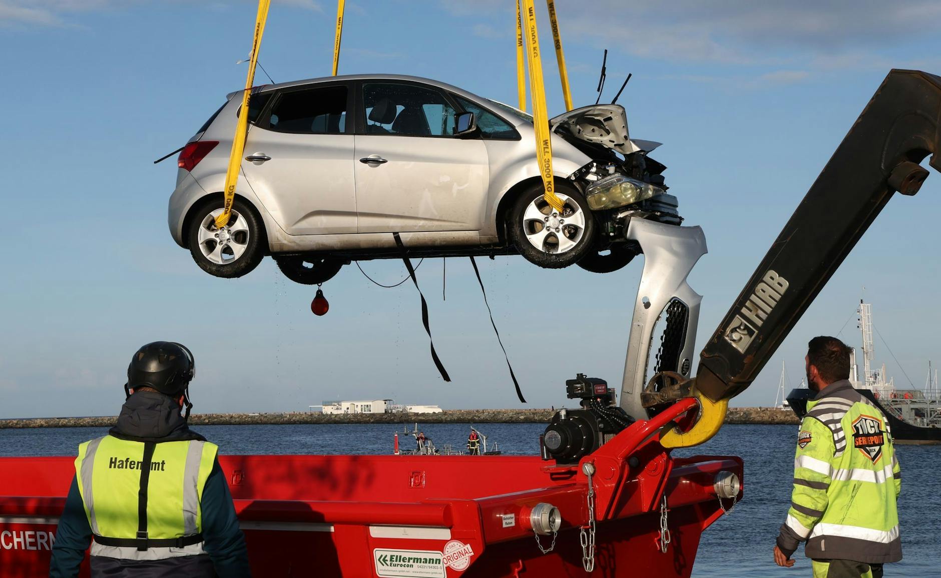 Am Passagierkai des Ostseebades Warnemünde wird ein Auto mit einem Kran von Feuerwehr und Polizei aus dem Wasser geholt. Die beiden Insassen - ein Mann und eine Frau - wurden zuvor von Tauchern der Rostocker Berufsfeuerwehr leblos aus dem Wasser geborgen.