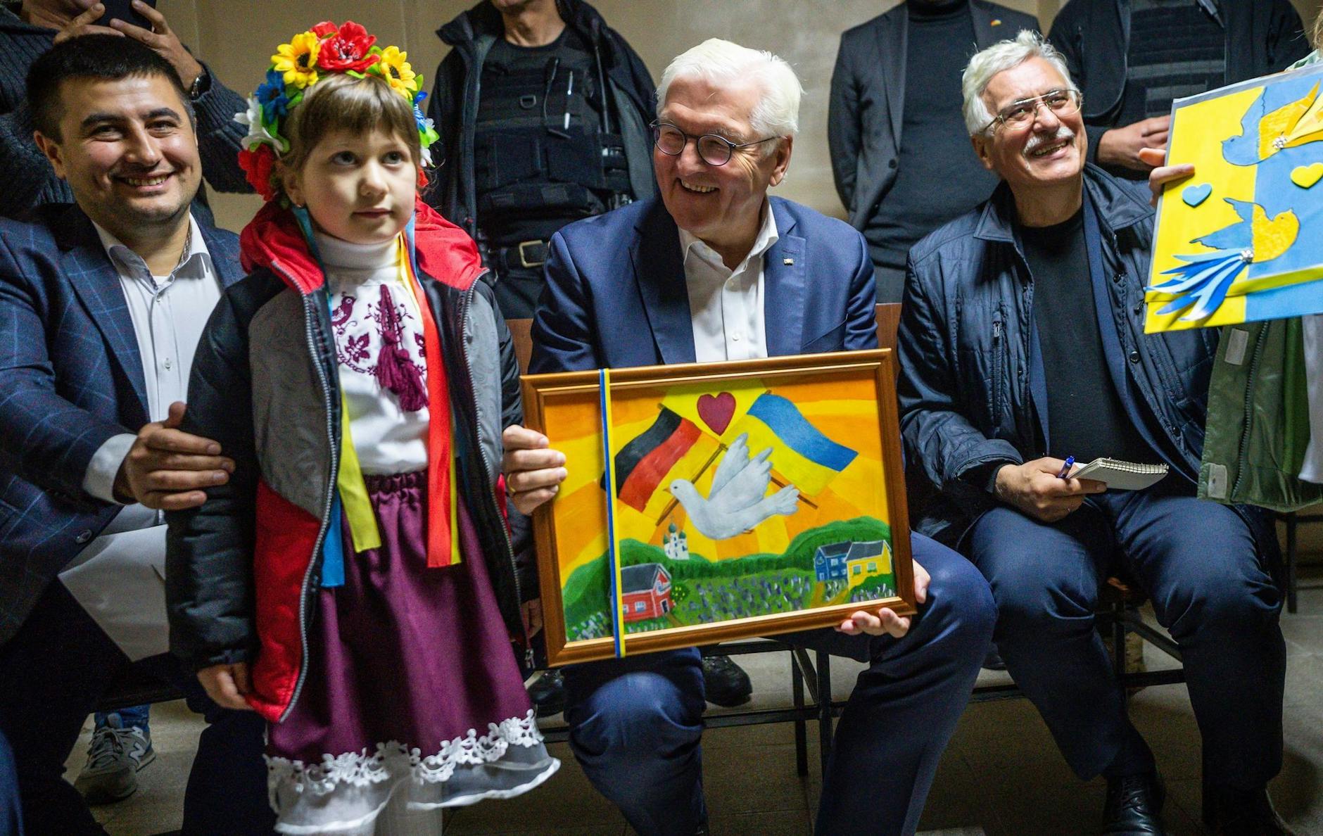 Frank-Walter Steinmeier wartet nach einem Luftalarm im Luftschutzbunker in Korjukiwka und bekommt ein Bild geschenkt. Der Bundespräsident hält sich zu einem eintägigen Besuch in der Ukraine auf.