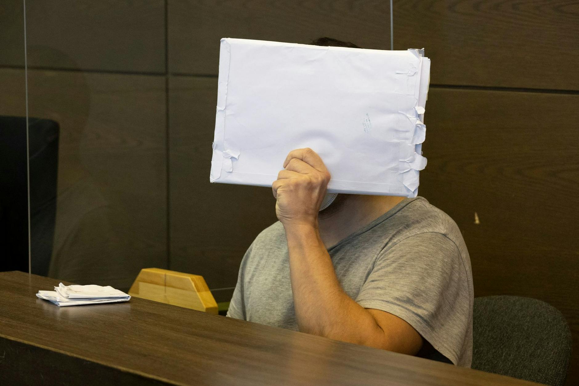Stefan T. soll Richterinnen beleidigt und Nachbarinnen bedroht haben.