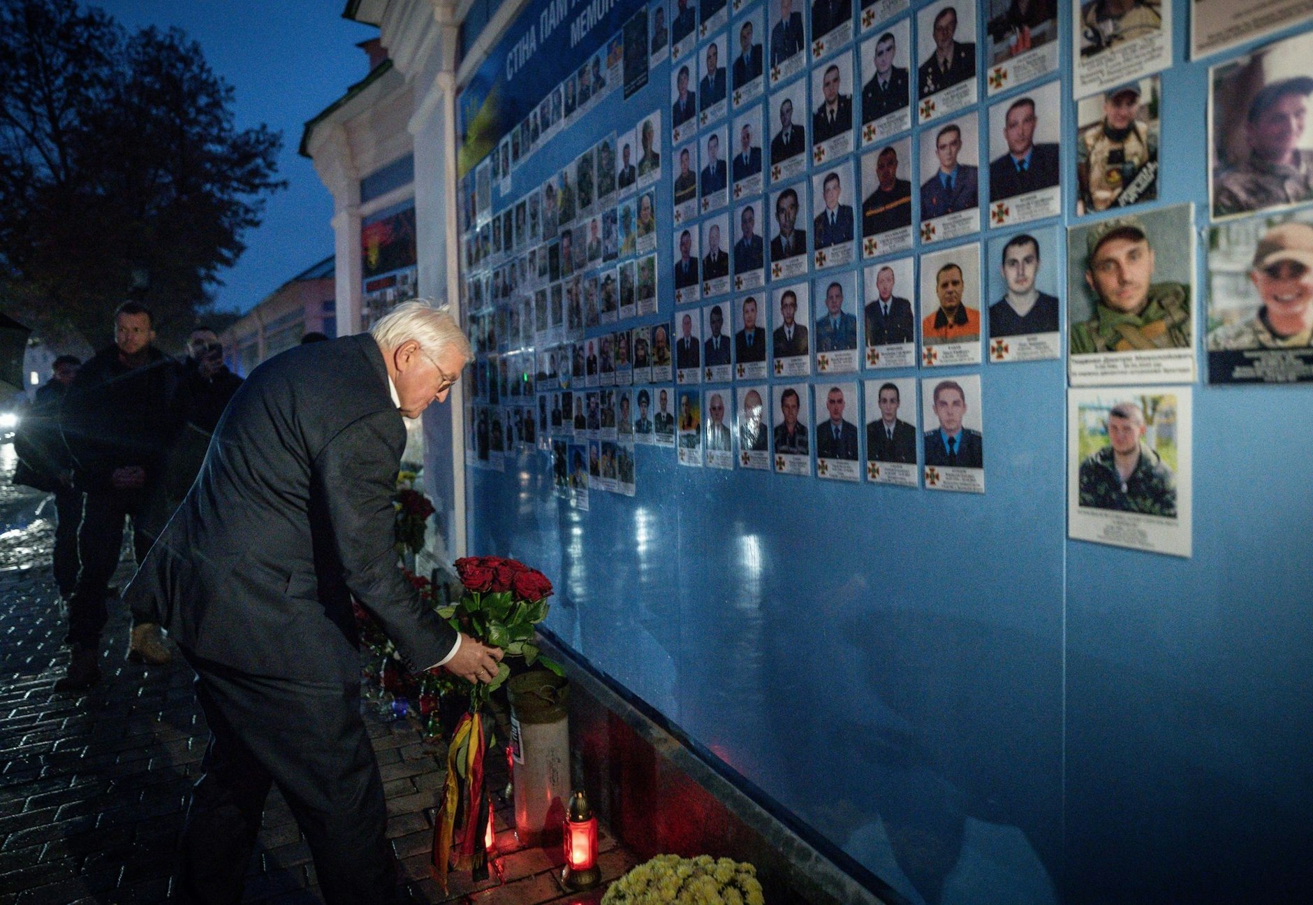 Bundespräsident Steinmeier legt in Kiew an der Gedenkmauer für die gefallenen Soldaten Blumen nieder.