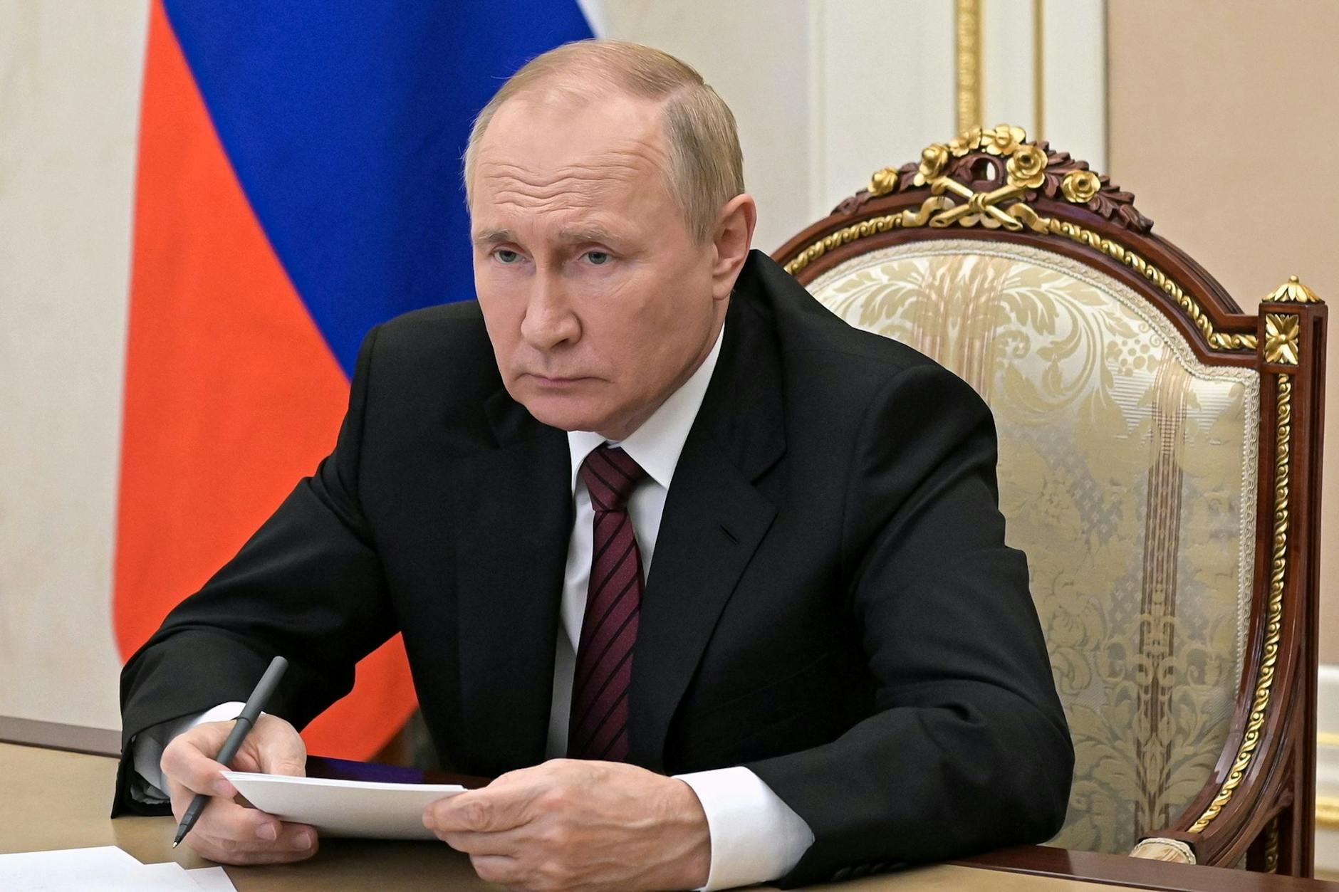 Wladimir Putin leitet eine Sitzung per Videokonferenz in Moskau. 