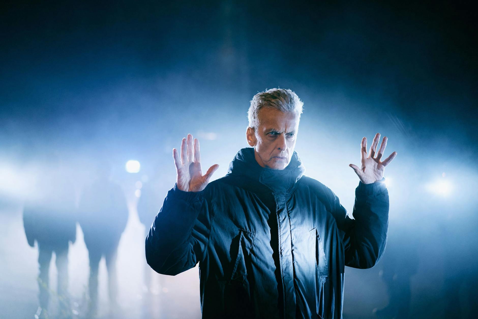Mysteriöser Typ im Nebel: Peter Capaldi als Gideon in „The Devil's Hour“.