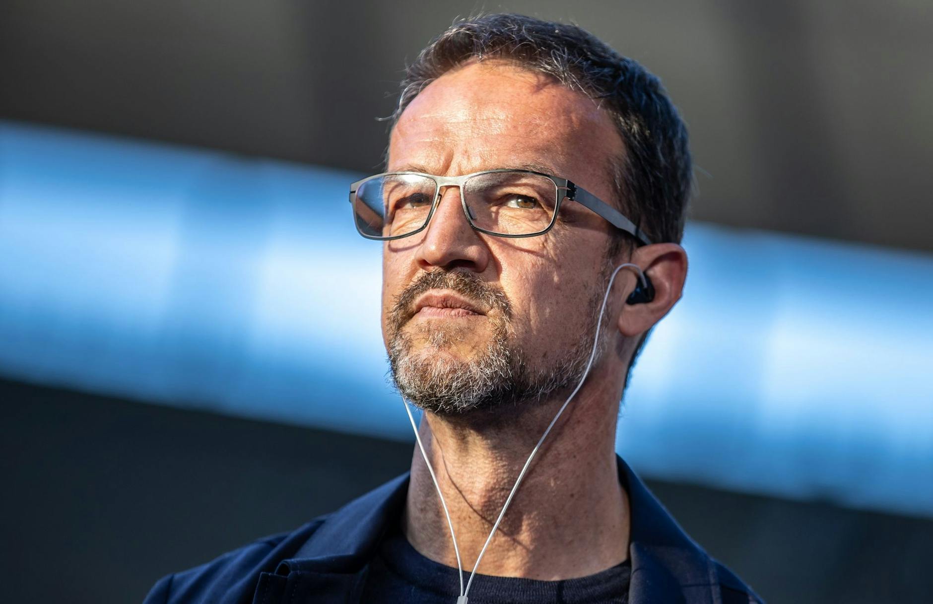 ARCHIV - Fredi Bobic, Geschäftsführer von Hertha BSC, steht mit Kopfhörern im Stadion.