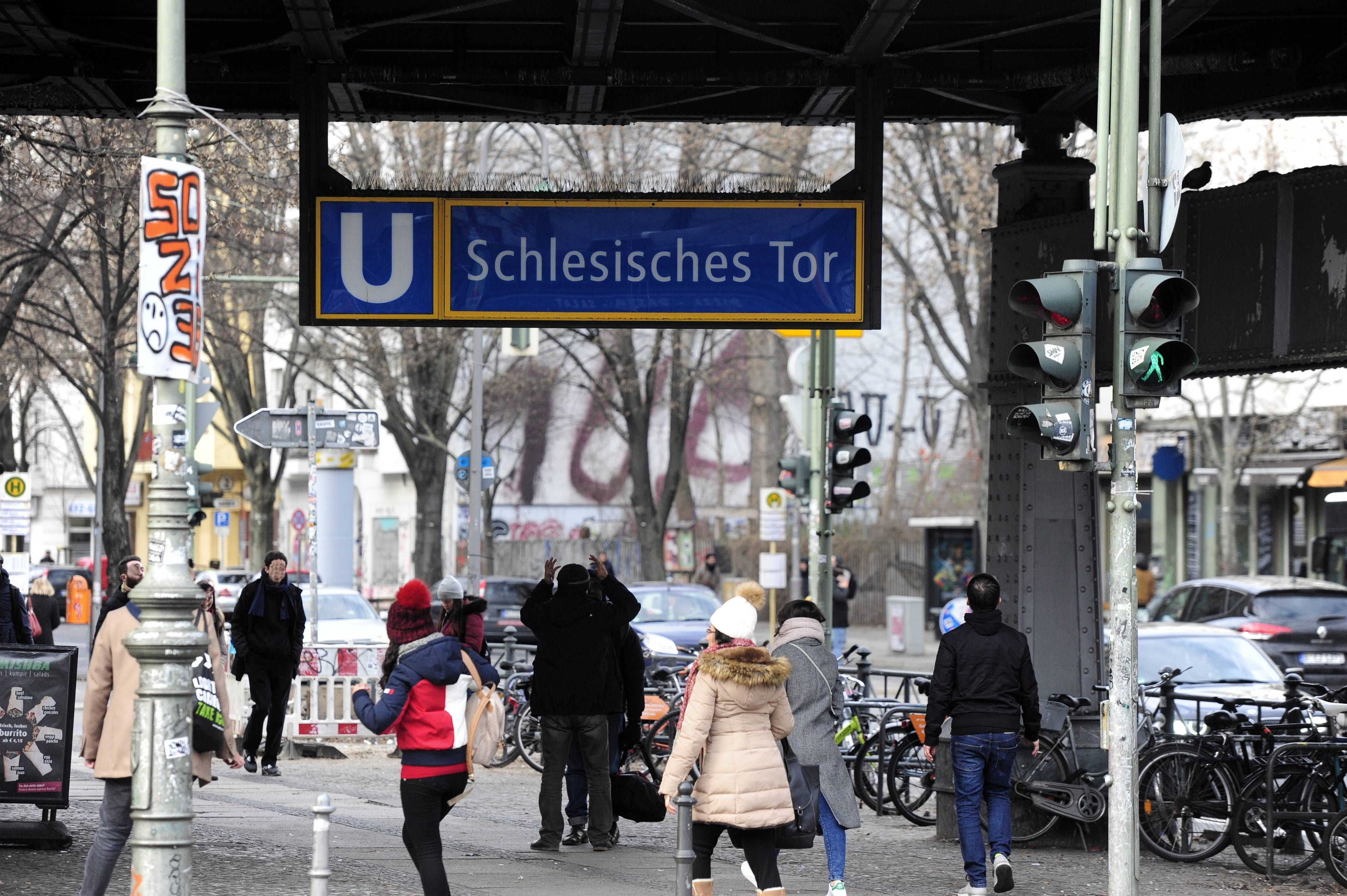 Berlin: Streit Eskaliert – Frau Beißt Polizist In Finger