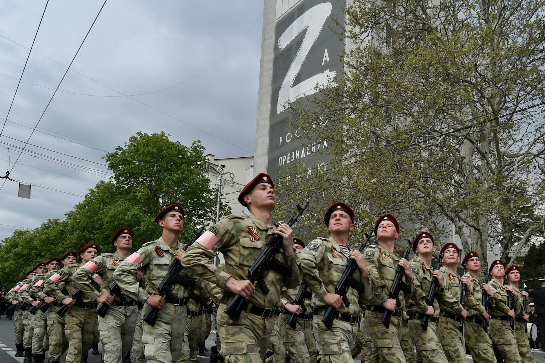 Soldaten der russischen Nationalgarde marschieren in der 2014 annektierten Krim-Stadt Sewastopol. 