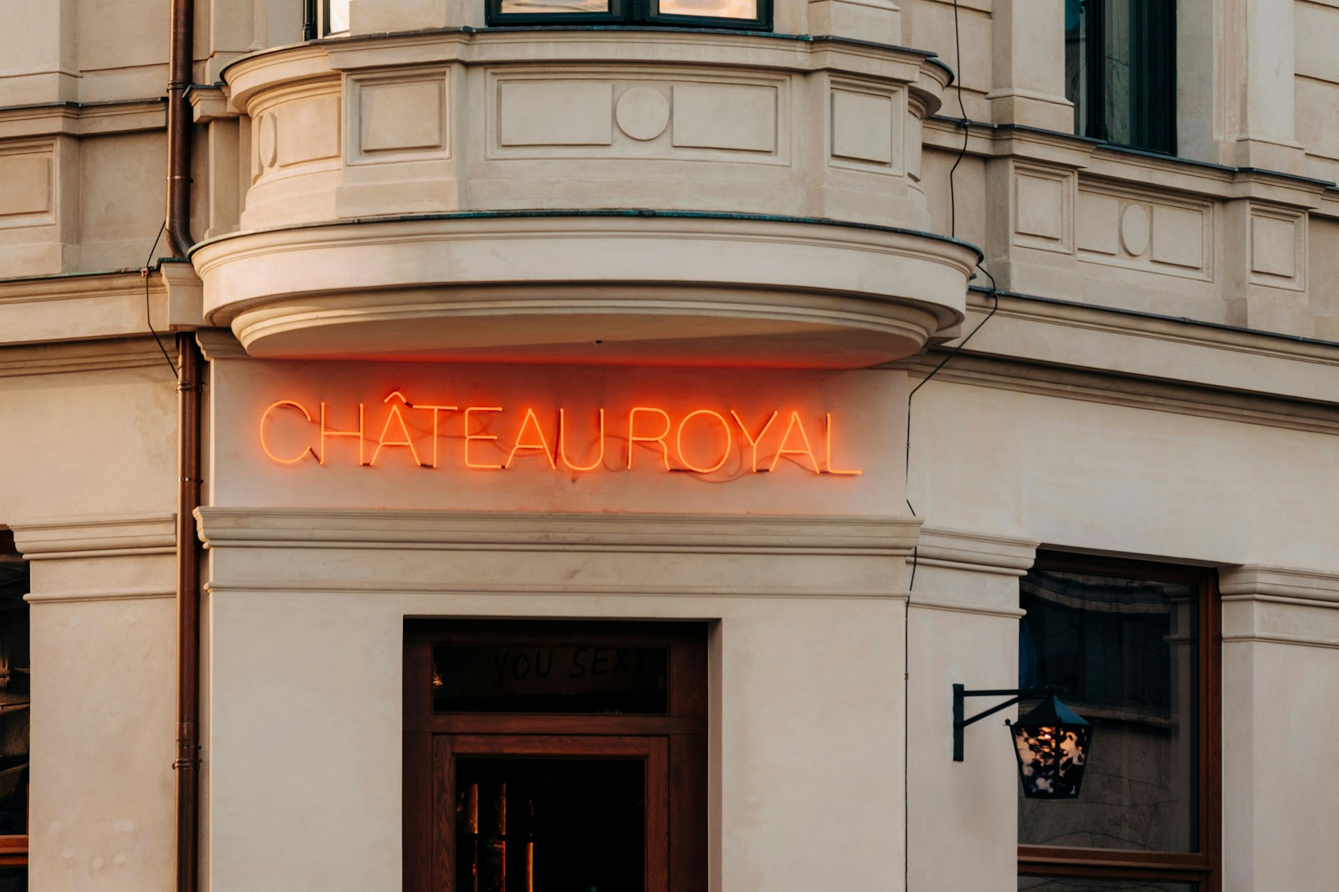 Draußen sieht es ein bisschen so aus wie im Phantasialand in Brühl.&nbsp;