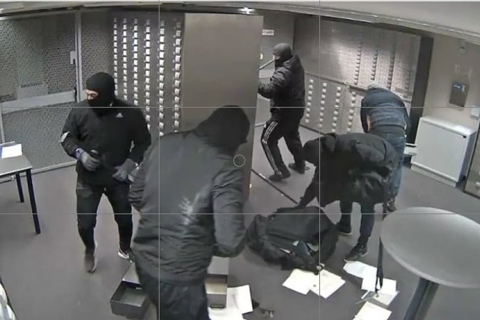 Die Einbrecher sollen schon 2020 gemeinsam in eine Bank eingedrungen sein. Die Polizei veröffentlichte damals Fotos.