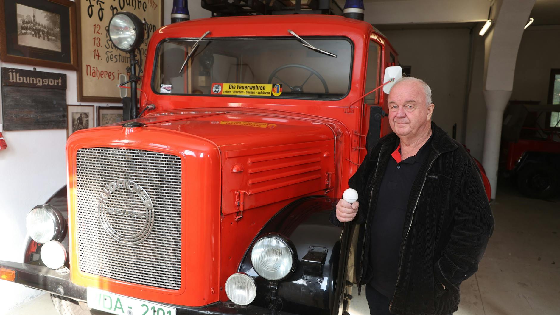 Falk Löffler steht an dem Original Feuerwehreinsatzfahrzeug von 1972.