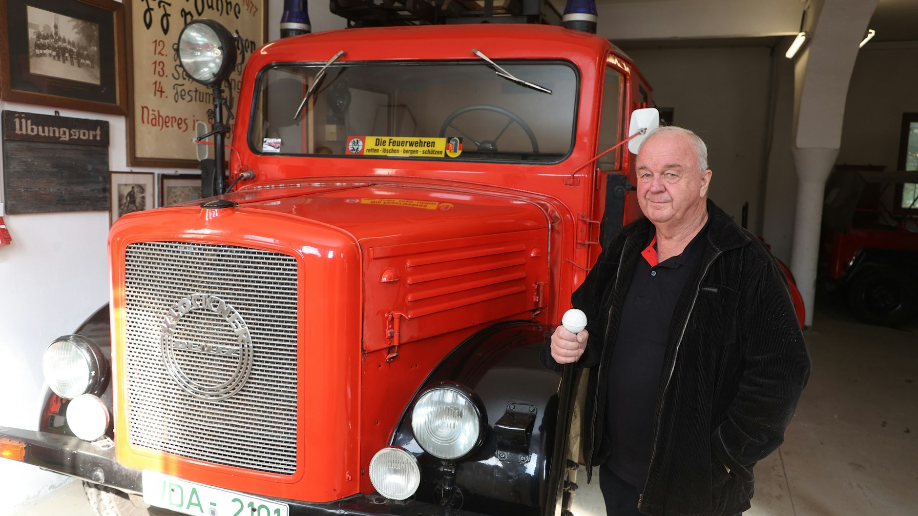 Falk Löffler steht an dem Original Feuerwehreinsatzfahrzeug von 1972.