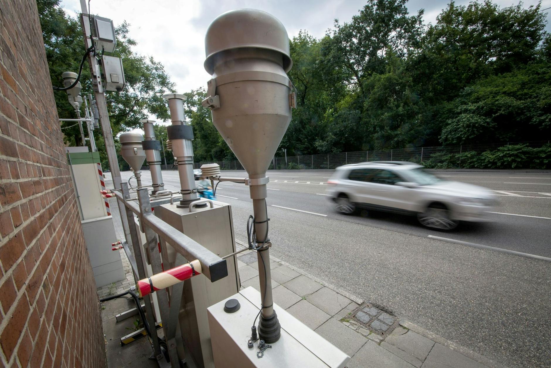 ARCHIV - Autos fahren am Neckartor in der Stuttgarter Innenstadt an einer Messstation für Feinstaub vorbei.