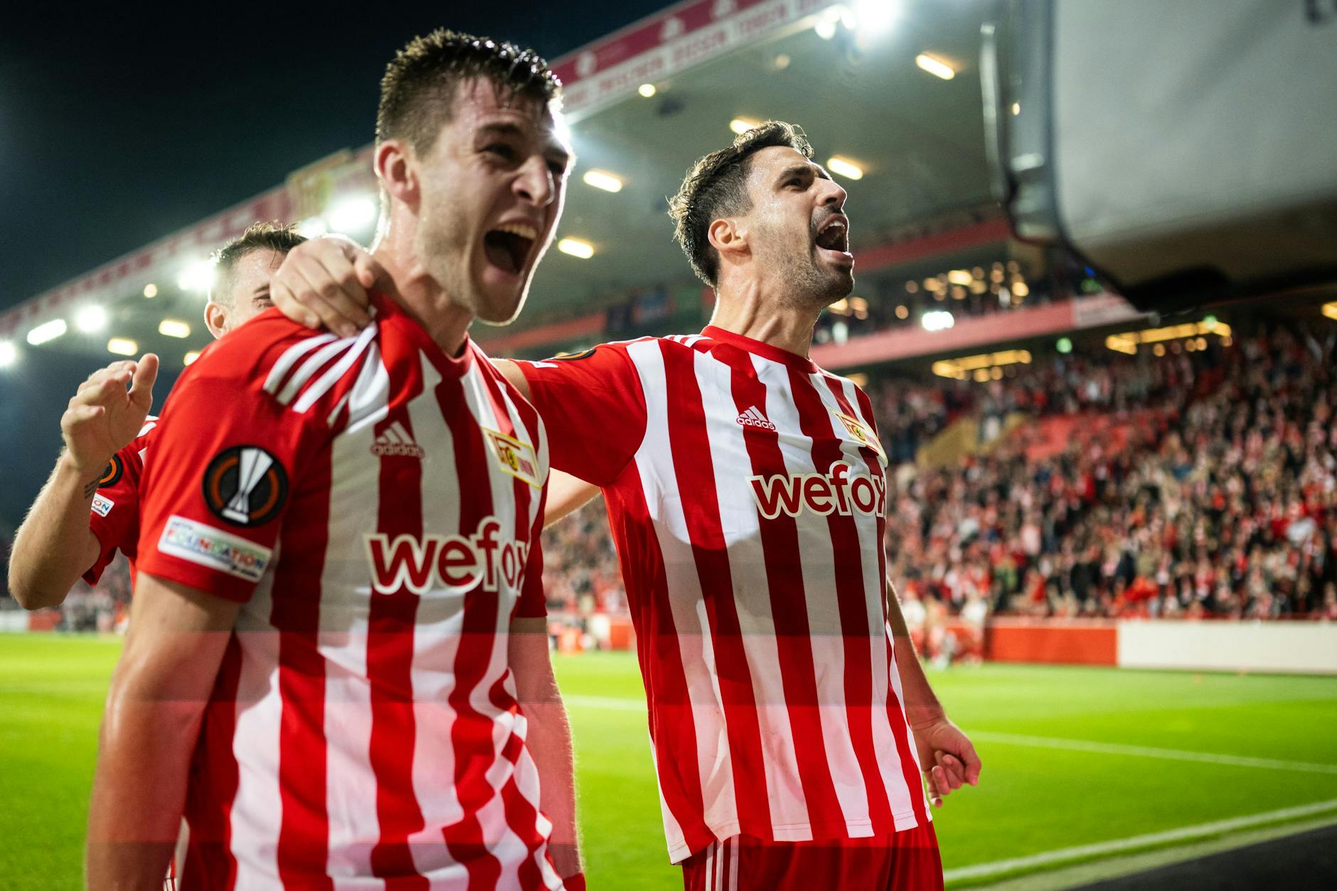 Die pure Freude: Robin Knoche und Rani Khedira freuen sich gemeinsam über das Elfmetertor des Abwehrspielers.