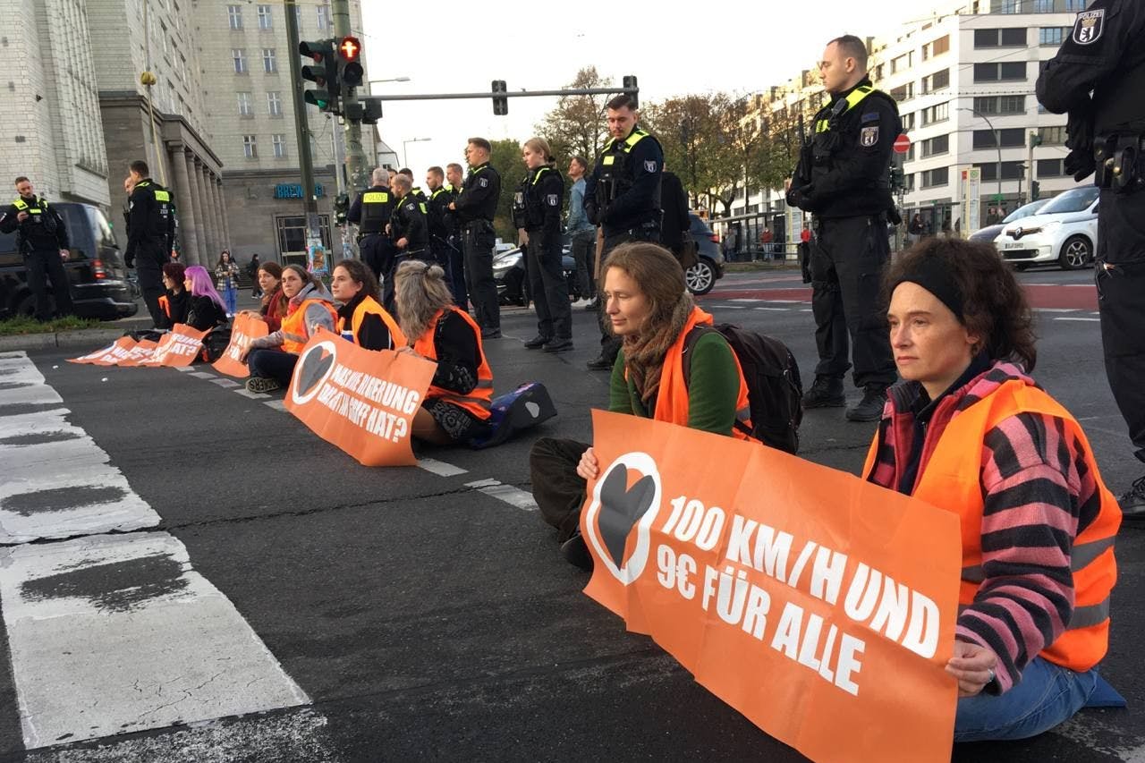 Klimaprotest am Frankfurter Tor.