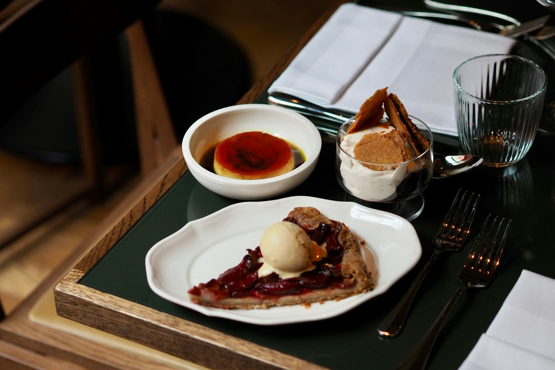 Der Nachtisch: Pfaumenkuchen und eine Creme Caramel mit Feigenblattöl.