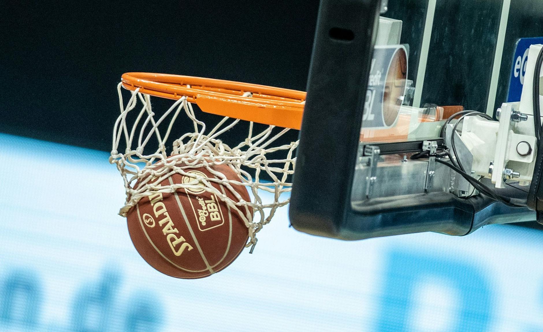 ARCHIV - Ein Basketball landet im Korb.