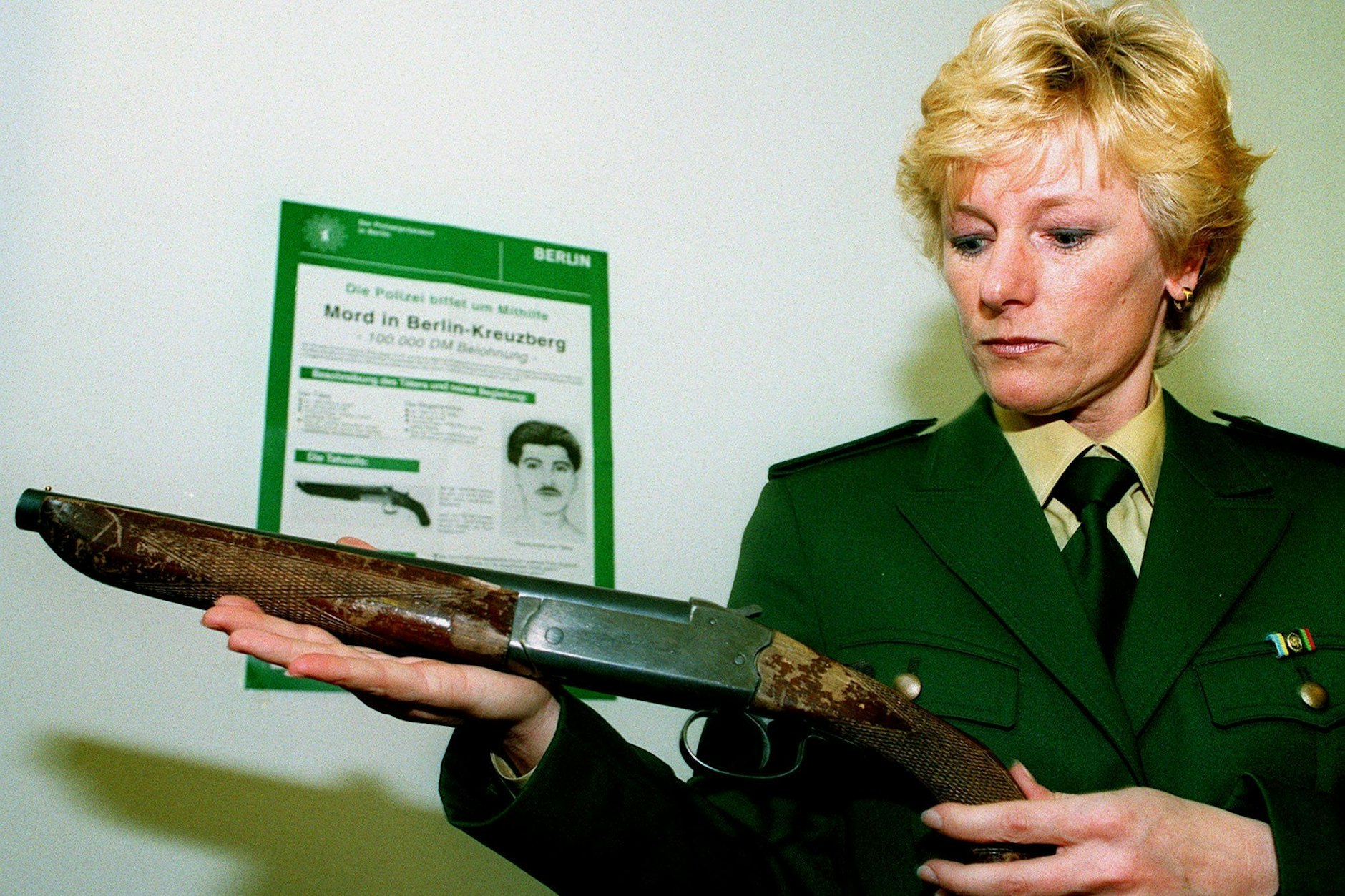 Der Mordfall Doris K. ist aufgeklärt: Auf einer Pressekonferenz präsentiert die Polizei im Oktober 1998 die Tatwaffe.