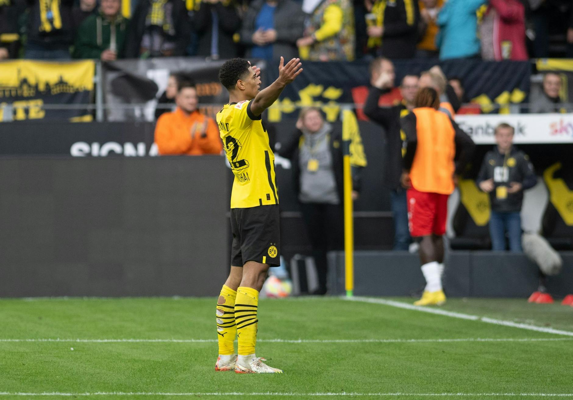 Jude Bellingham lässt sich von den BVB-Fans feiern.