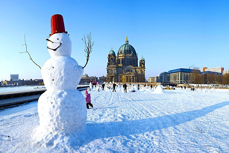 Auch im Januar 2025 ist in Berlin viel los und gute Laune angesagt, wie bei unserem Schneemann. Besuchen Sie tolle Shows, gönnen Sie sich leckere Cocktails oder probieren Sie sich aus beim Eisstockschießen.
