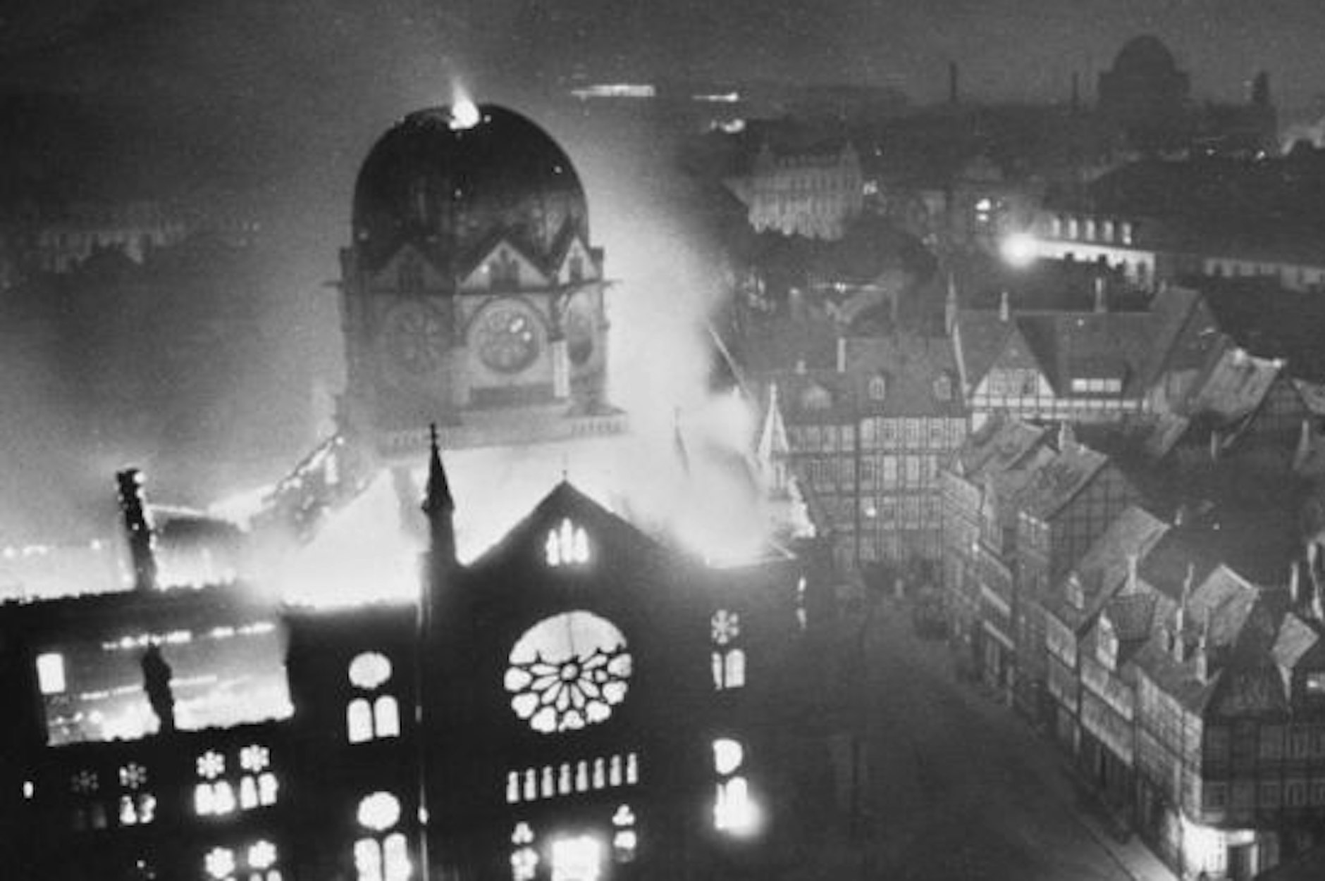 Das Foto zeigt die brennende Synagoge an der Bergstraße in der Calenberger Neustadt am 10. November 1938.