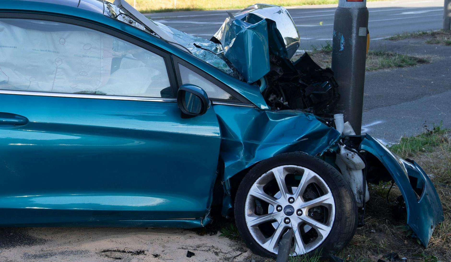 ARCHIV - Ein PKW ist nach einem Unfall schwer beschädigt. Viele Autobesitzer müssen mit Preiserhöhungen ihrer Versicherer rechnen.