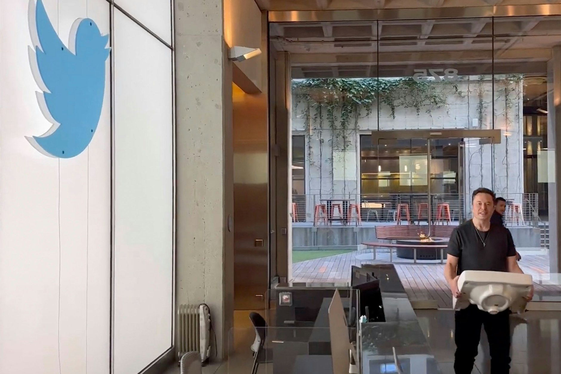 EMusk beim Betreten der Twitter-Zentrale mit einem Waschbecken in der Lobby am Mittwoch, 26. Oktober 2022 in San Francisco. 