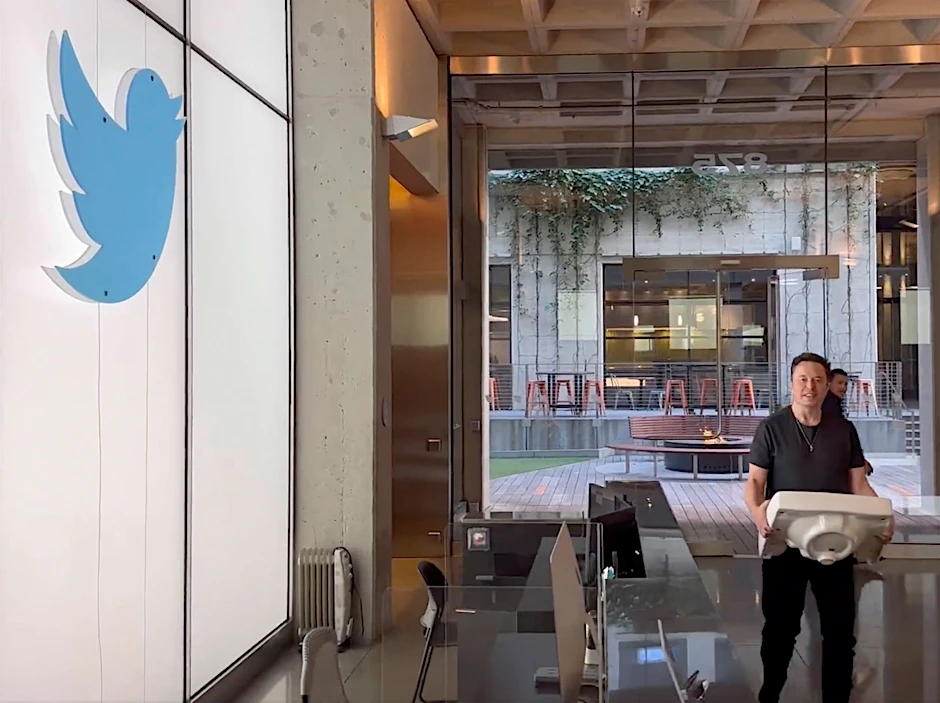 Elon Musk trug beim Betreten des Twitter-Firmensitzes ein Waschbecken mit sich.