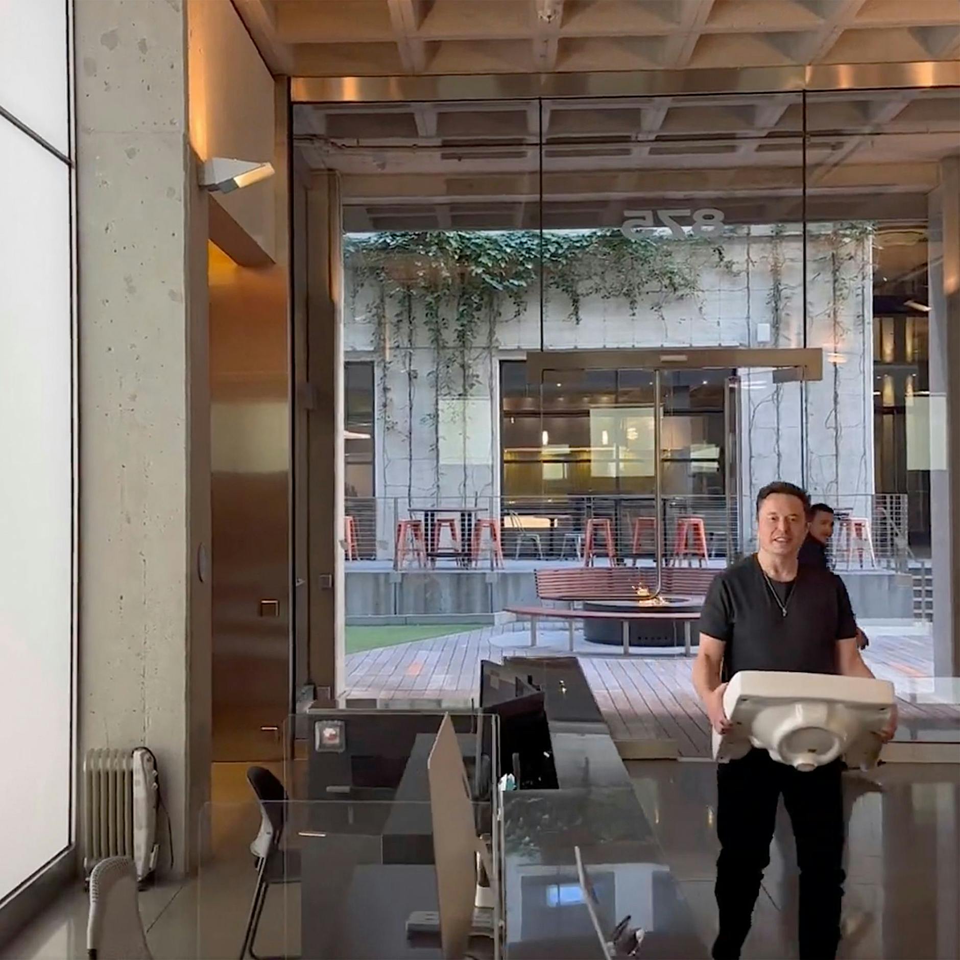 Elon Musk: Warum trägt er ein Waschbecken zum Twitter-Sitz?