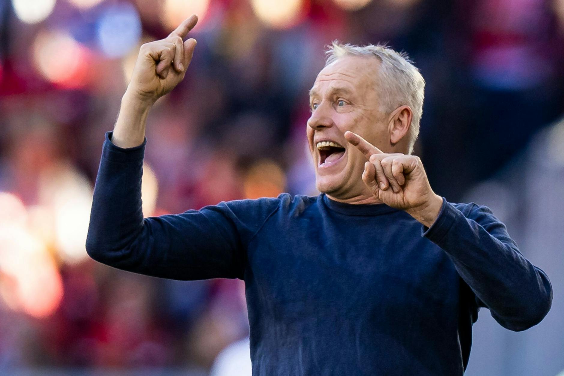 ARCHIV - Freiburgs Trainer Christian Streich gestikuliert baut im zweiten Spiel gegen Piräus wieder auf den gleichen Kader. ur GmbH/dpa