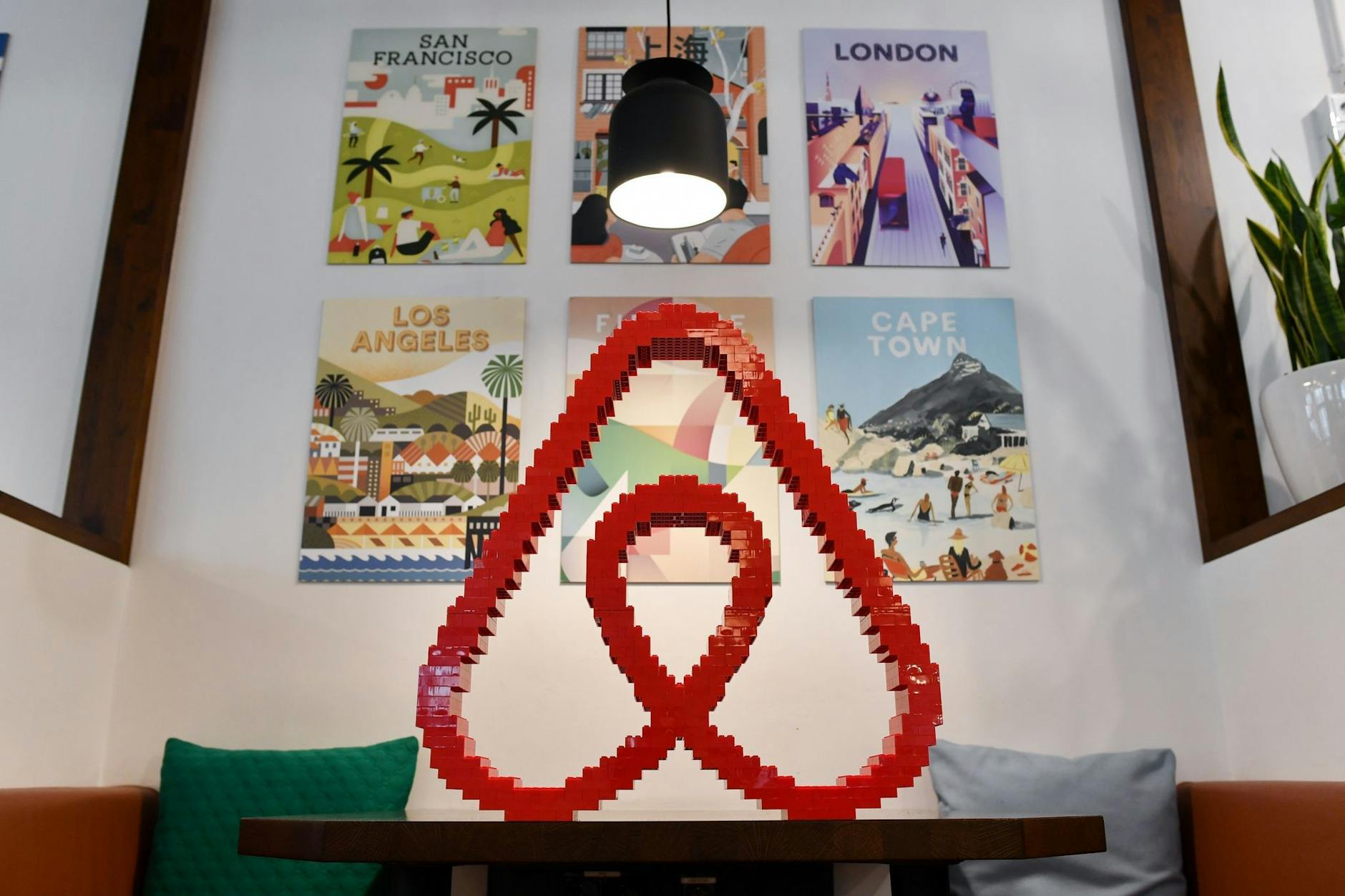 ARCHIV - Das Logo von Airbnb ist zu sehen. /Archivbild