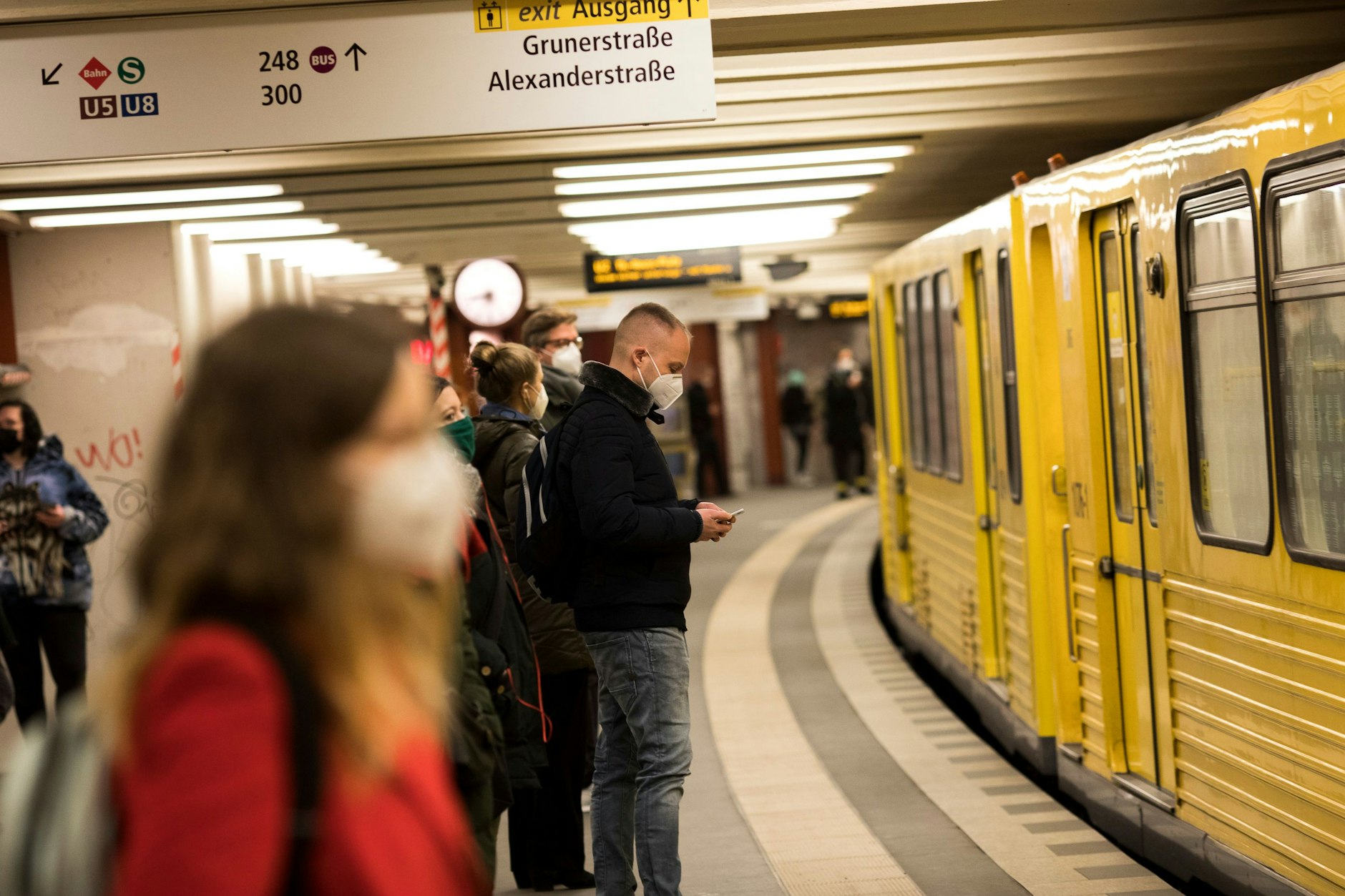 In Berlin wird die Maskenpflicht nicht verschärft, in den öffentlichen Verkehrsmitteln bleibt sie aber. Laut dem RKI gibt es etwas Entspannung bei den Corona-Zahlen. Ob das so bleibt, wird sich nach den Herbstferien zeigen.