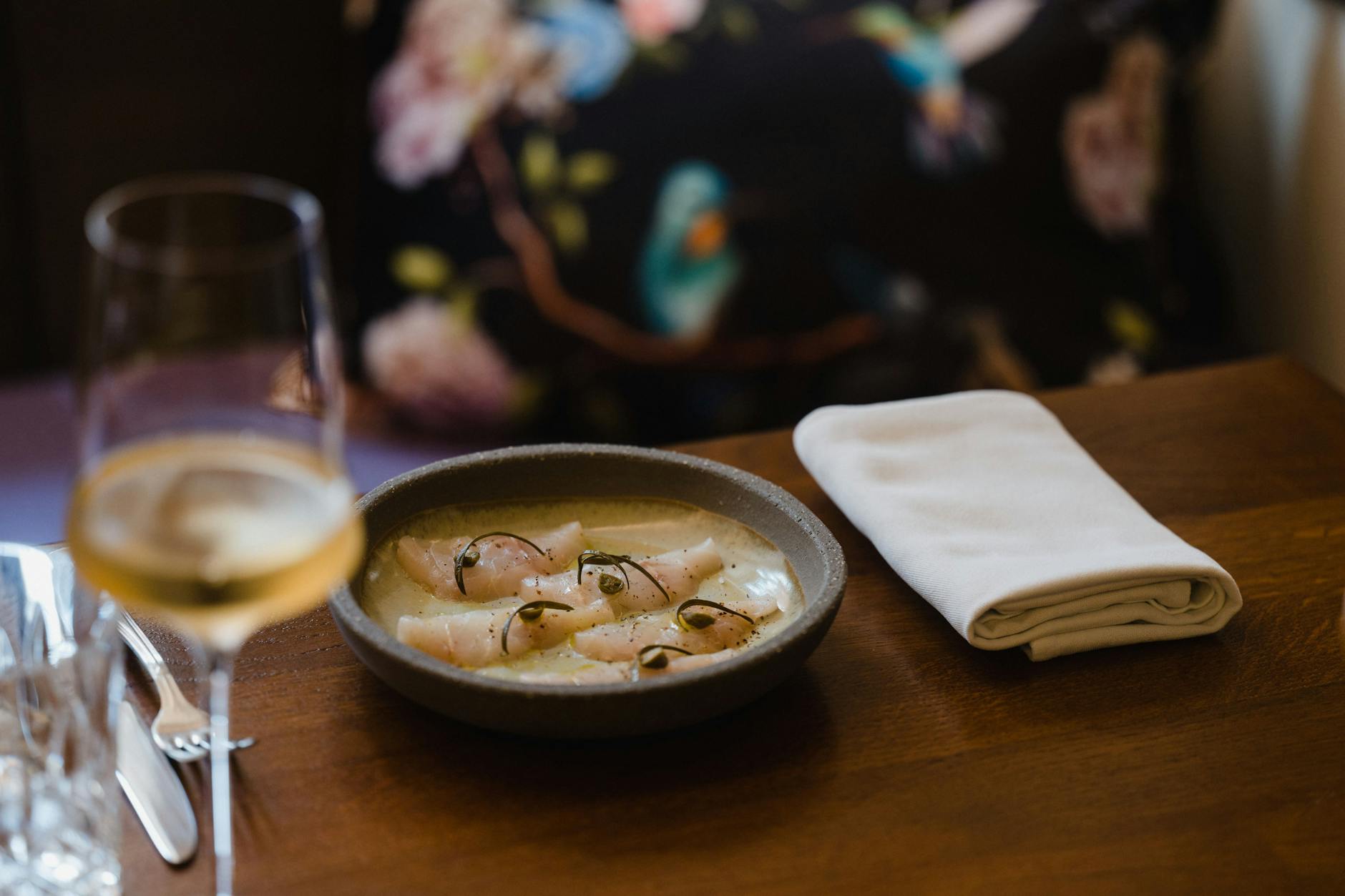 Fine Dining trifft rustikale Balkan-Küche: Ein edler Fischgang vom Wolfsbarsch im Tante Fichte.