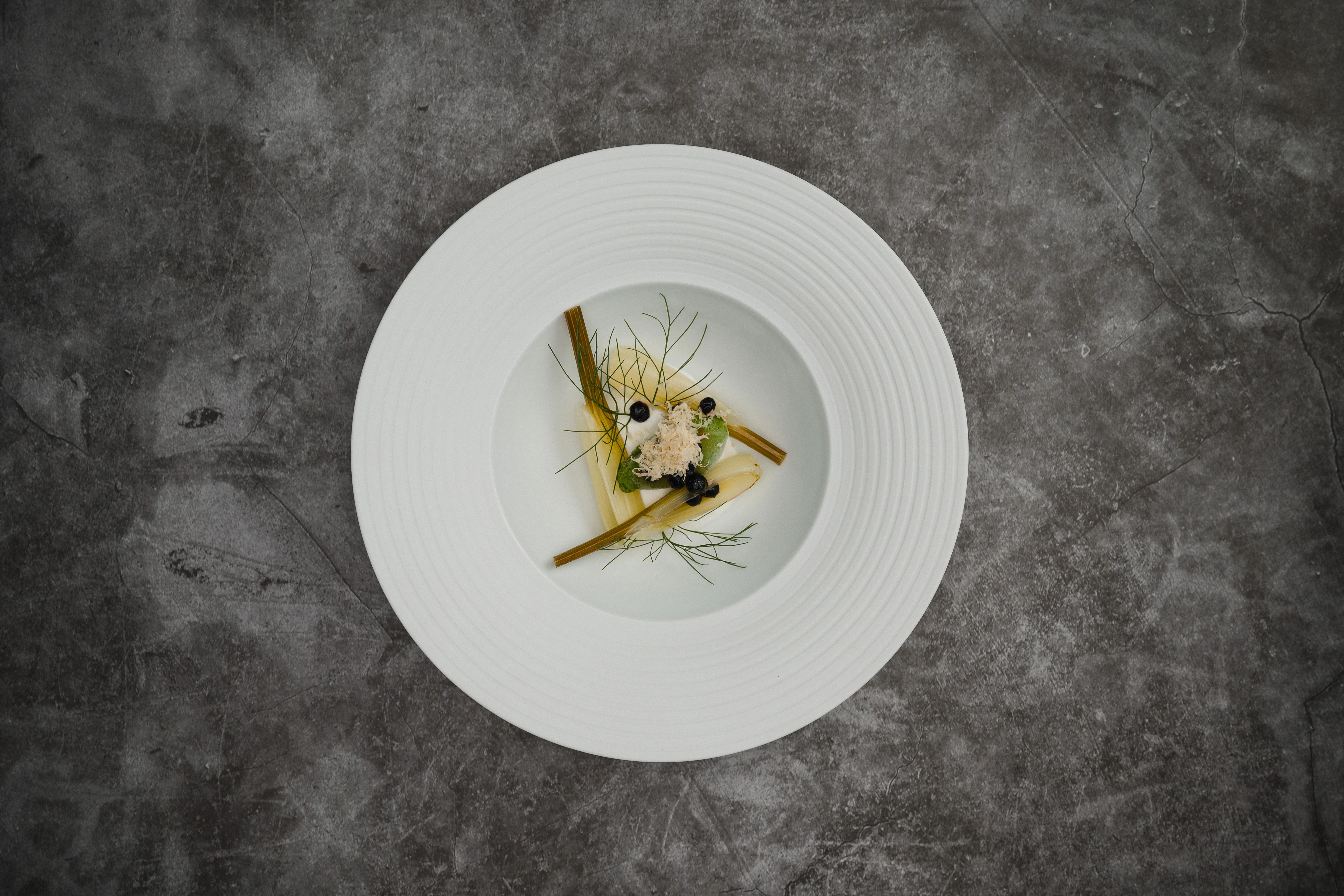 Brandenburger Fenchel mit Joghurt und grünem Fenchelsorbet.