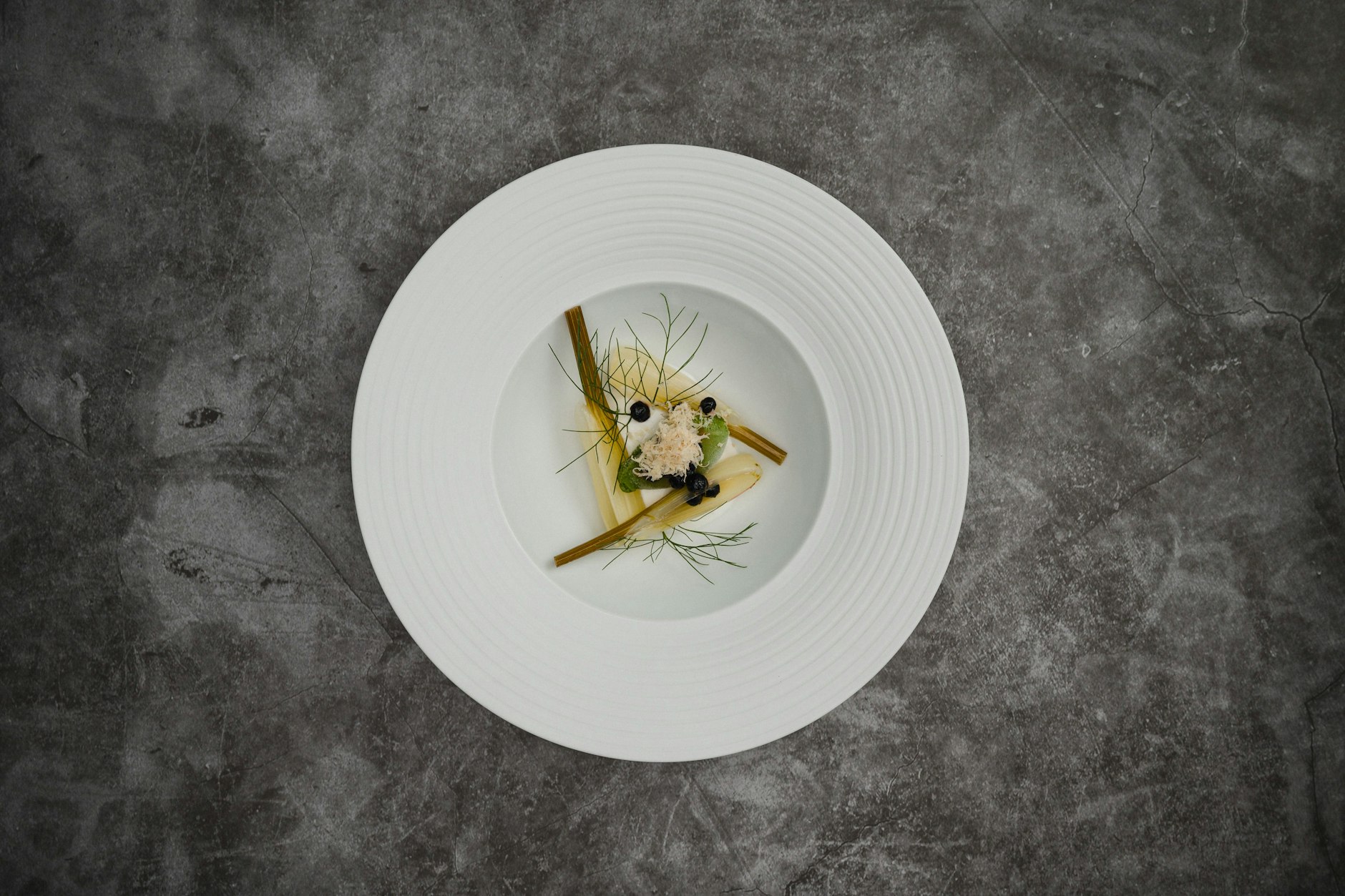 Brandenburger Fenchel mit Joghurt und grünem Fenchelsorbet.