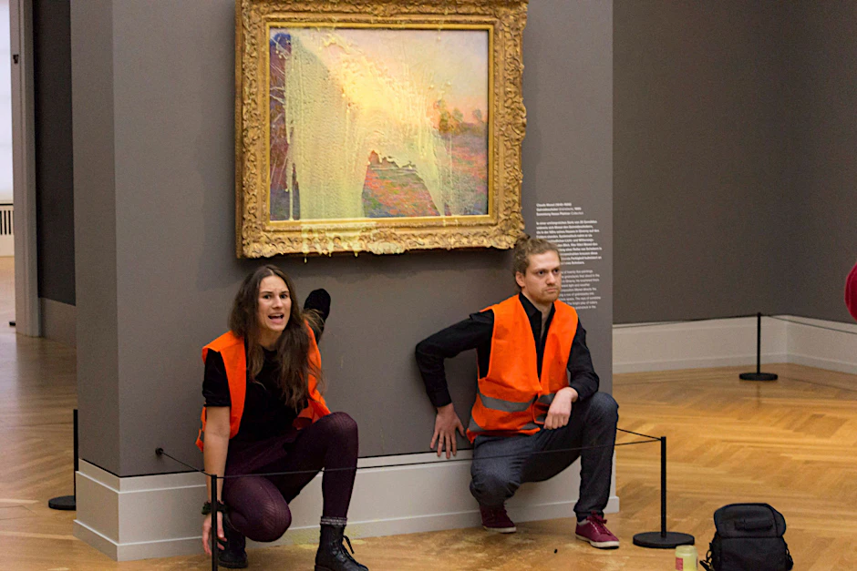 Klimaaktivisten der Klimaschutz-Protestgruppe „Letzte Generation“, nachdem sie das Gemälde „Getreideschober“ (1890) von Claude Monet im Potsdamer Museum Barberini mit Kartoffelbrei beworfen haben.&nbsp;
