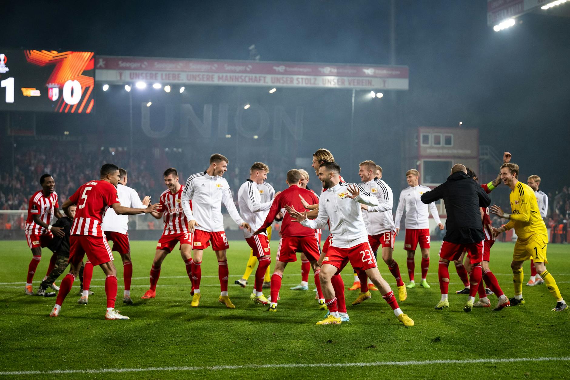Der Kongress tanzt, äh, nein, der 1. FC Union nach seinem 1:0 gegen Sporting Braga.
