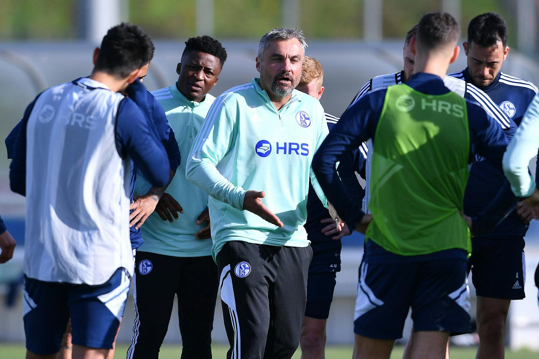 Auf die morgendliche Vorstellung folgte für Thomas Reis (3. v. l.) am Donnerstag gleich das erste Training als neuer Chefcoach des FC Schalke 04.