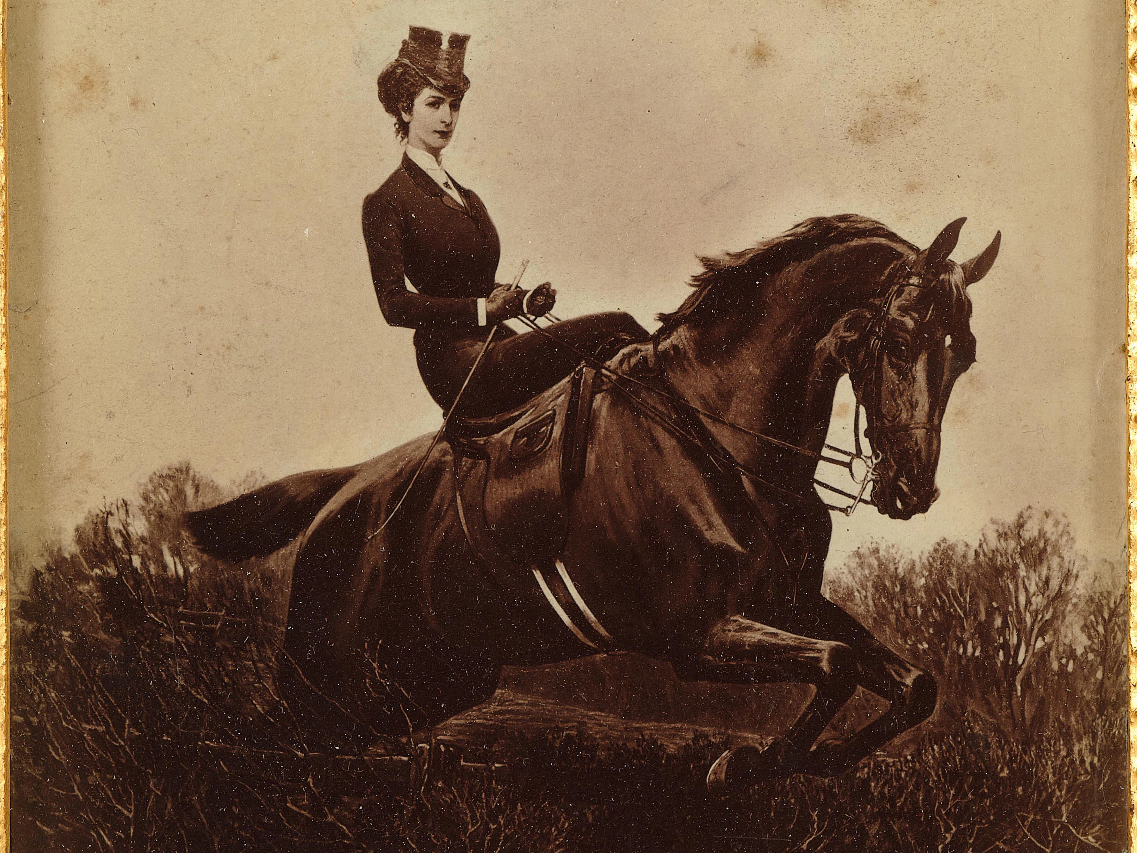 Kaiserin Elisabeth im Damensattel während einer Parforcejagd, um 1890.