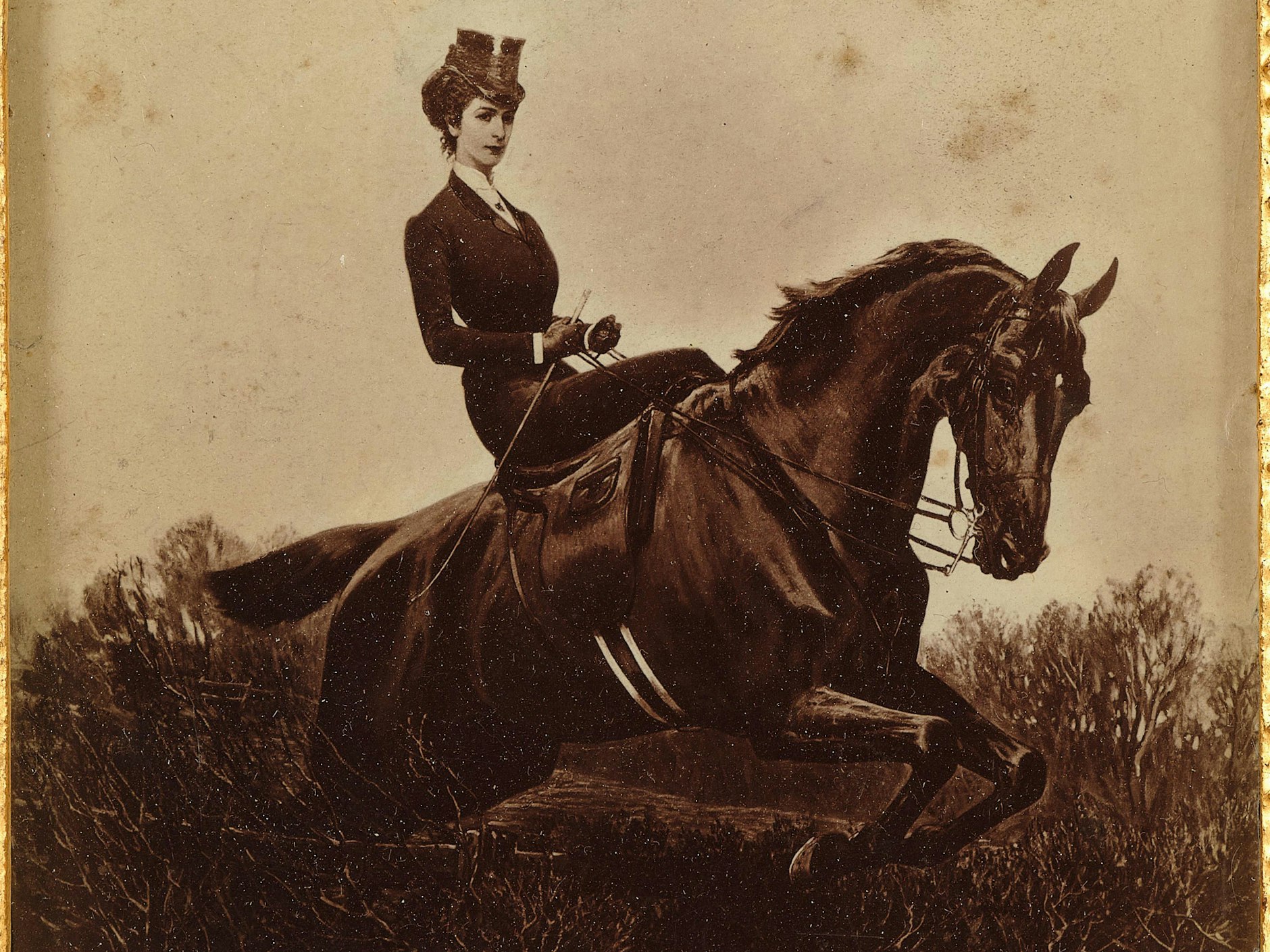 Kaiserin Elisabeth im Damensattel während einer Parforcejagd, um 1890.