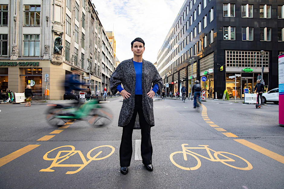 Anja Schröder hat eine Leidenschaft für Wein – und eine klare Meinung zur Verkehrswende in Mitte. Sie hat gegen die autofreie Friedrichstraße geklagt.